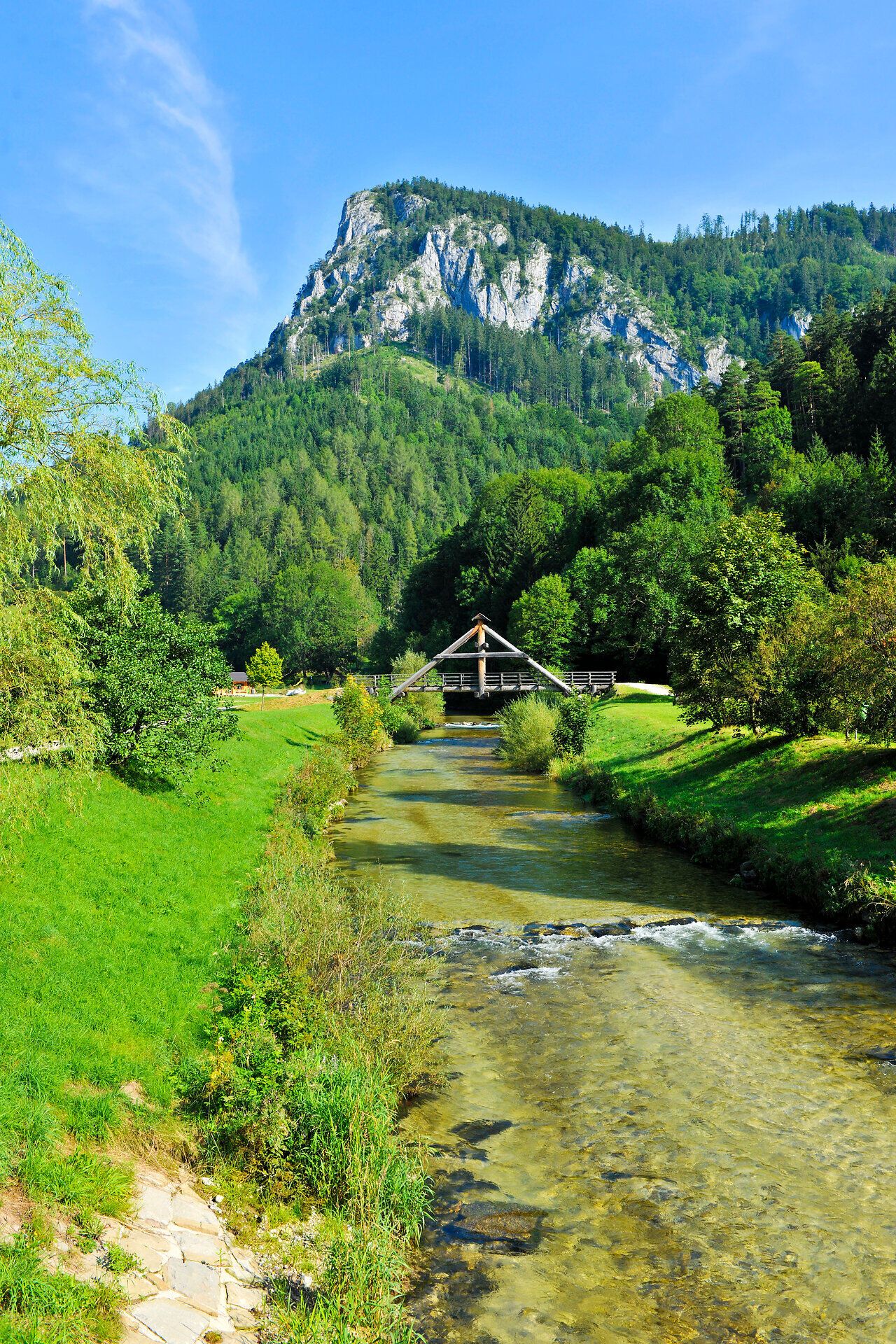 The rolling hills and sparkling river invite you to spend a relaxing day in nature. Surrounded by lush greenery and majestic mountains, this place is a true paradise for hikers and nature lovers. Here you can enjoy the fresh mountain air and experience the beauty of the landscape to the full.