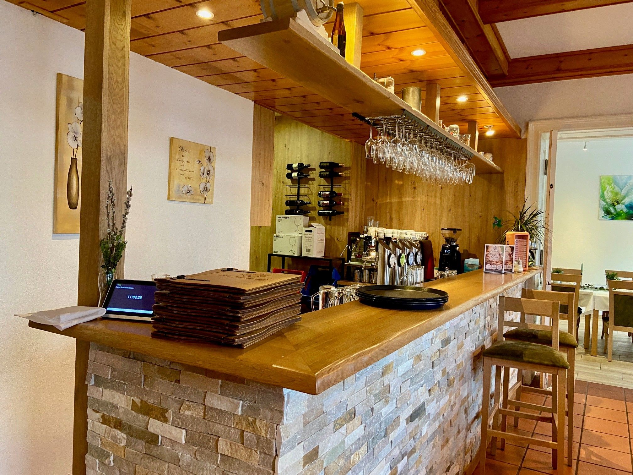 Gemütliche Bar mit Holztresen und Hockern im Sankt Johannerhof.